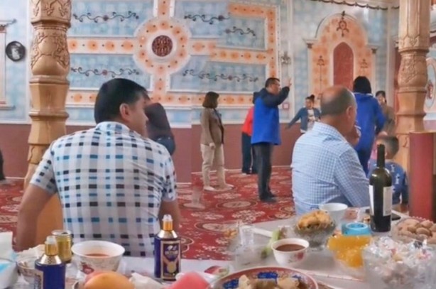 Foto - Çinliler, Müslümanların evlerine zorla giriyor... Mahremiyetin sıfır noktası: Doğu Türkistan... Dayak, cinsel şiddet ve tecavüze uğruyorlar