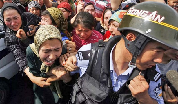 Foto - Çinliler, Müslümanların evlerine zorla giriyor... Mahremiyetin sıfır noktası: Doğu Türkistan... Dayak, cinsel şiddet ve tecavüze uğruyorlar