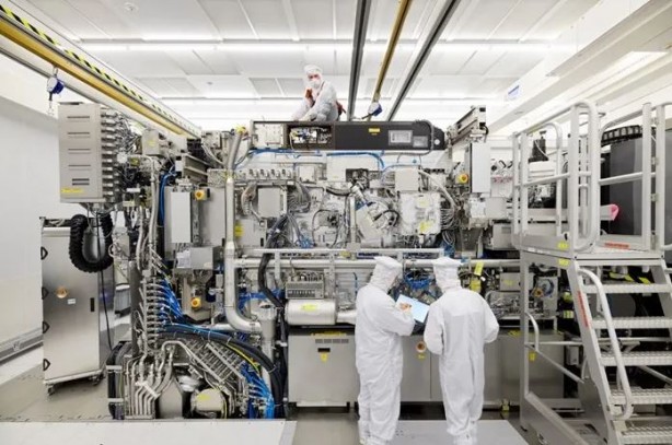 Foto - Çip makinesi üreten ASML, High-NA EUV makinelerini pahalı bulunlara cevap verdi