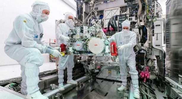 Çip makinesi üreten ASML, High-NA EUV makinelerini pahalı bulunlara cevap verdi