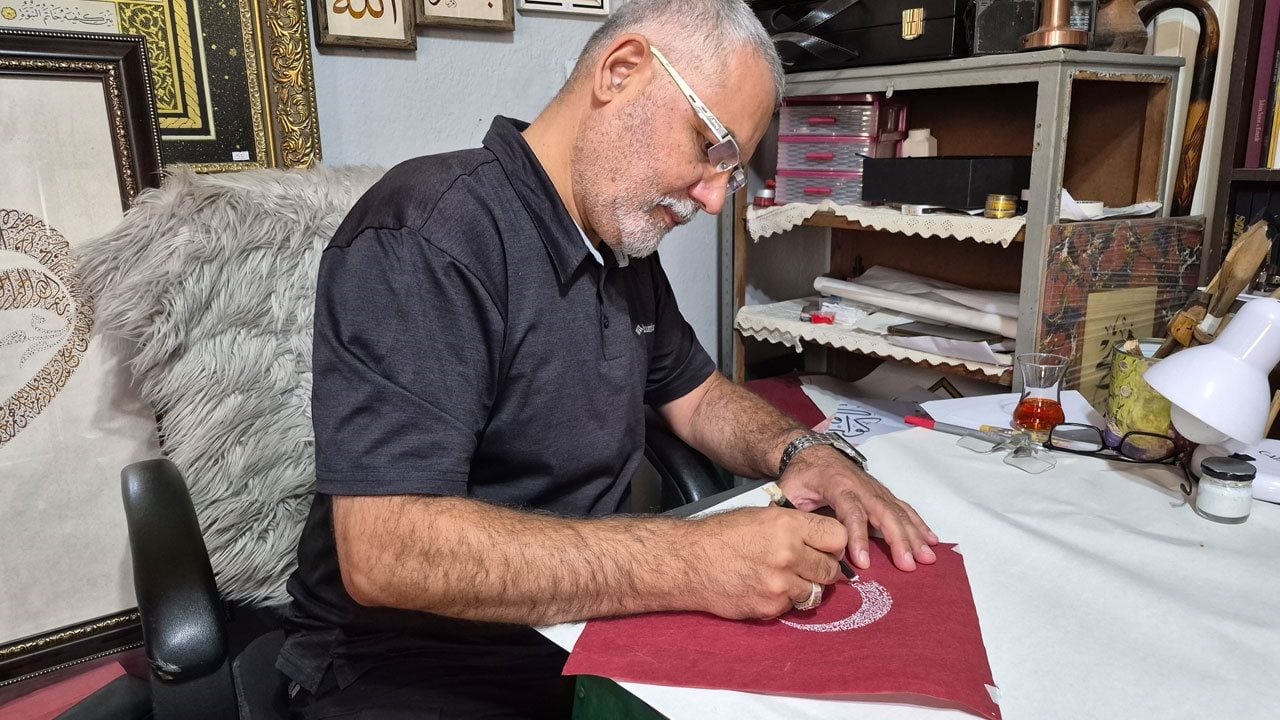 Foto - Çıplak gözle okumak neredeyse imkansız! Bir pirinç tanesine kedi kılıyla İhlas Suresi yazılmış