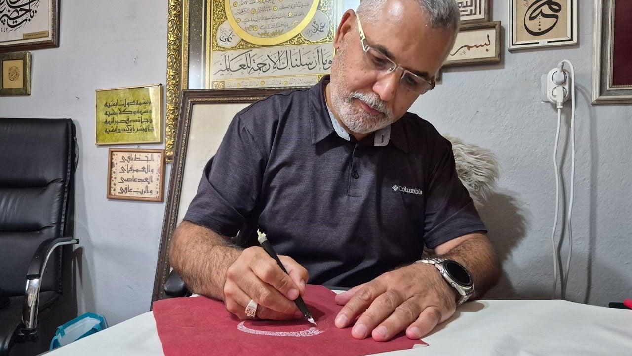 Foto - Çıplak gözle okumak neredeyse imkansız! Bir pirinç tanesine kedi kılıyla İhlas Suresi yazılmış