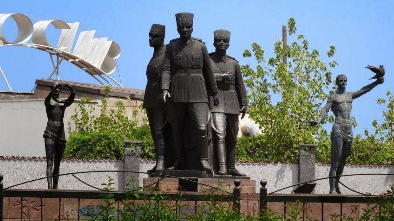 Foto - Çıplak heykel söküldü, Cumhuriyet dertlendi