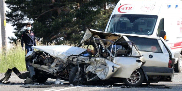 Ciple çarpışan araç paramparça oldu! Feci kazadan kahreden haber