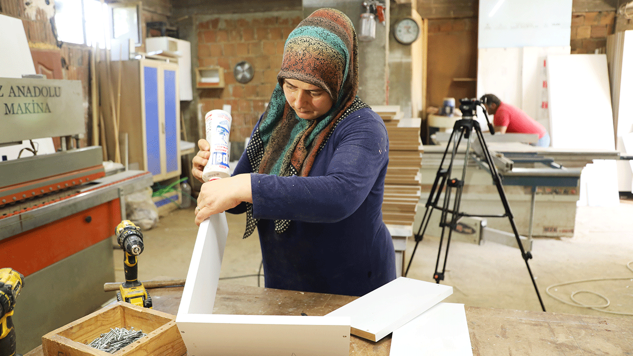 Foto - Çırak bulamayan eşine yardıma gitti, usta oldu