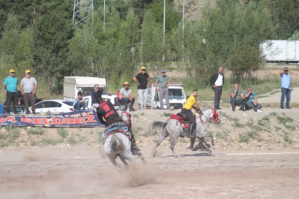 Foto - Cirit müsabakasında korkutan anlar
