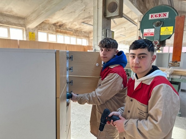 Foto - Ciroyu duyan inanmıyor! Meslek lisesi değil sanki banka şubesi