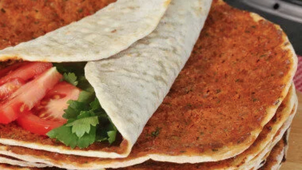 Çıtır çıtır ve soğanına kadar tüm püf noktaları... Ev yapımı en kolay lahmacun tarifi