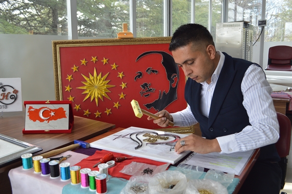 Foto - Çivi ve tellerle ahşabı sanata dönüştürüyor