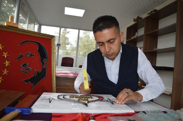 Foto - Çivi ve tellerle ahşabı sanata dönüştürüyor