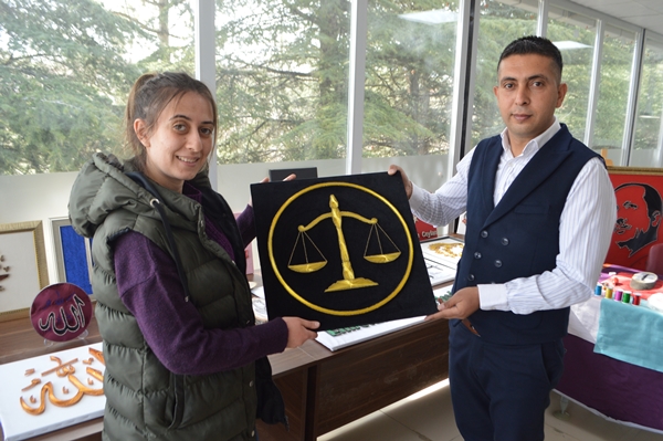 Foto - Çivi ve tellerle ahşabı sanata dönüştürüyor