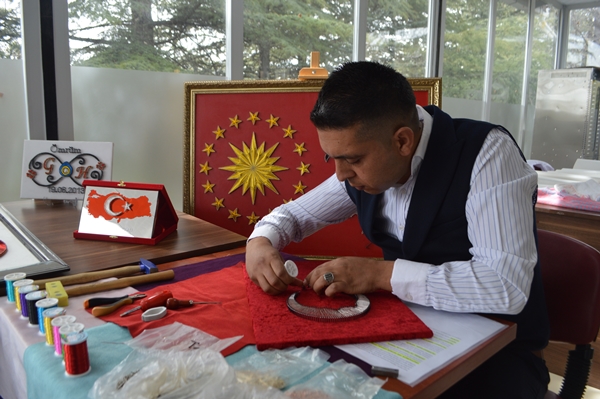 Foto - Çivi ve tellerle ahşabı sanata dönüştürüyor