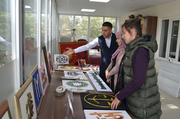 Foto - Çivi ve tellerle ahşabı sanata dönüştürüyor