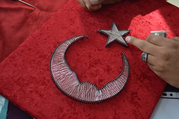 Foto - Çivi ve tellerle ahşabı sanata dönüştürüyor