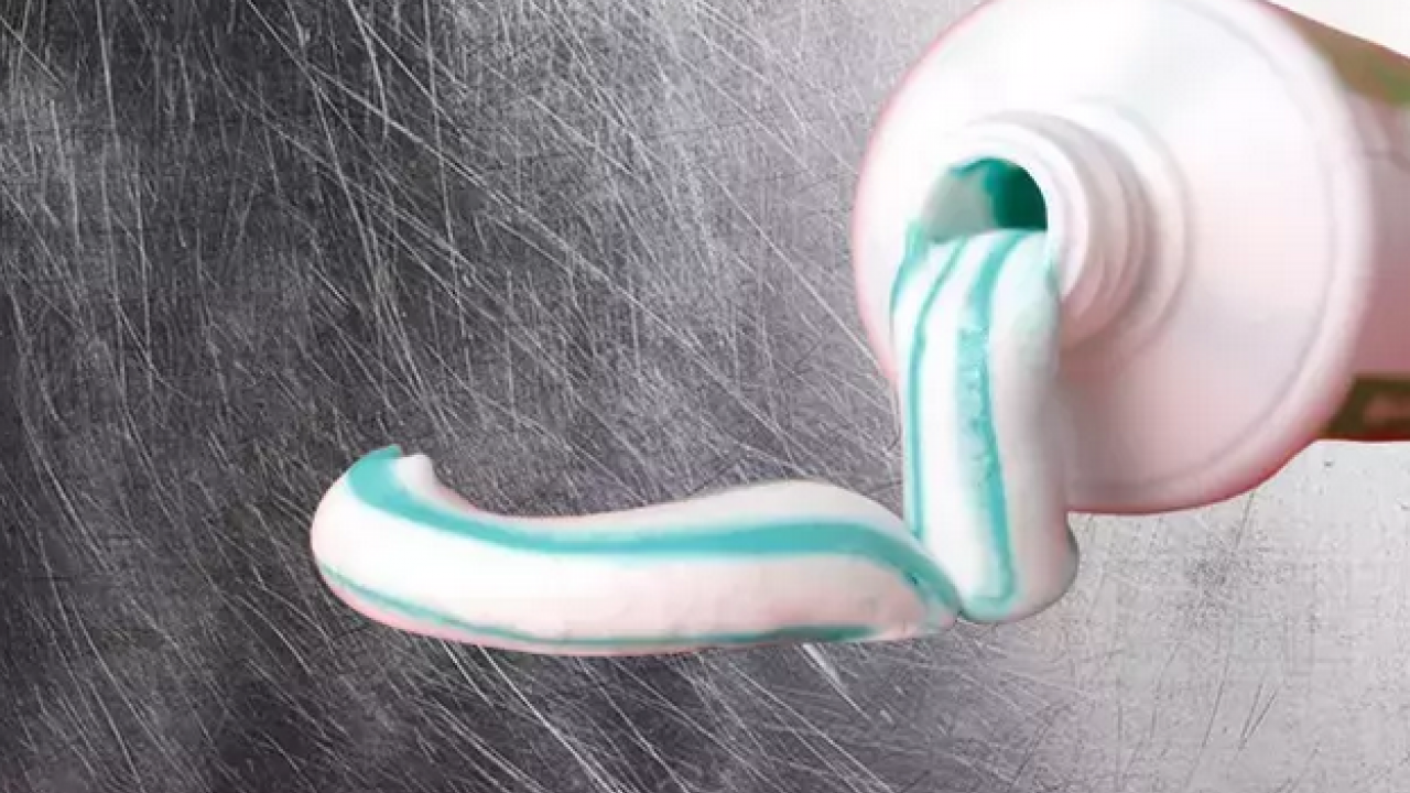 Foto - Çizik çizik çelikler tarih oluyor! Çözüm: Sil, parlat, kaybolsun! Her evde olan malzeme diş macunu