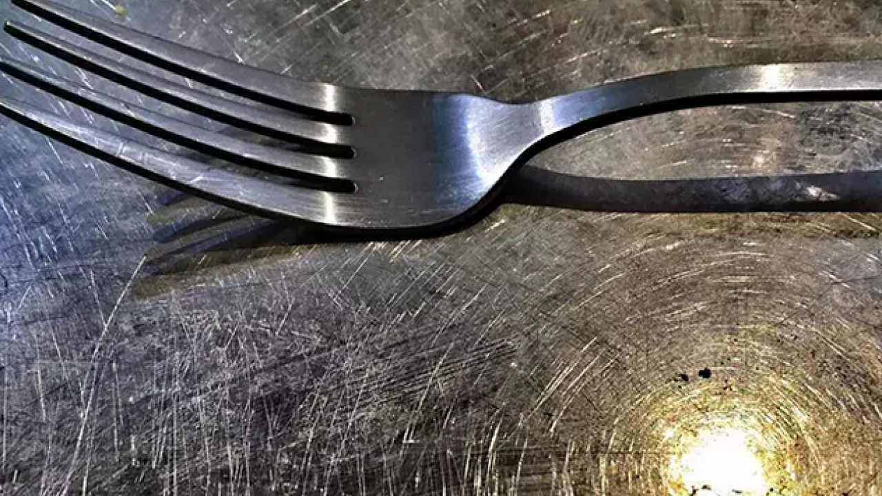 Foto - Çizik çizik çelikler tarih oluyor! Çözüm: Sil, parlat, kaybolsun! Her evde olan malzeme diş macunu