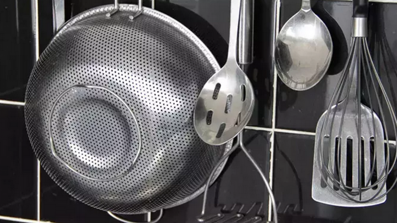 Çizik çizik çelikler tarih oluyor! Çözüm: Sil, parlat, kaybolsun! Her evde olan malzeme diş macunu