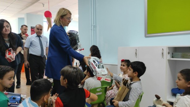 Çocuğu olmayan emekli öğretmen, yaptırdığı okulda öğrencilerle karne sevinci yaşadı