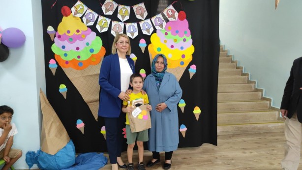 Foto - Çocuğu olmayan emekli öğretmen, yaptırdığı okulda öğrencilerle karne sevinci yaşadı