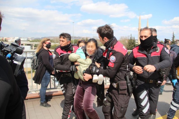 Foto - Çocuğuyla intihara kalkıştı! Polis ve sağlıkçılar ecel terleri döktü