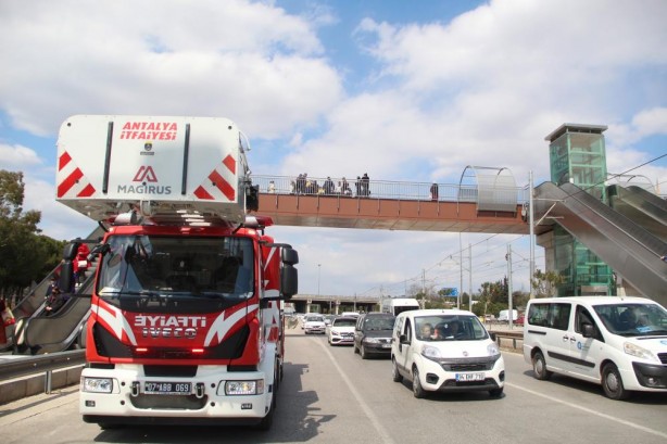 Foto - Çocuğuyla intihara kalkıştı! Polis ve sağlıkçılar ecel terleri döktü