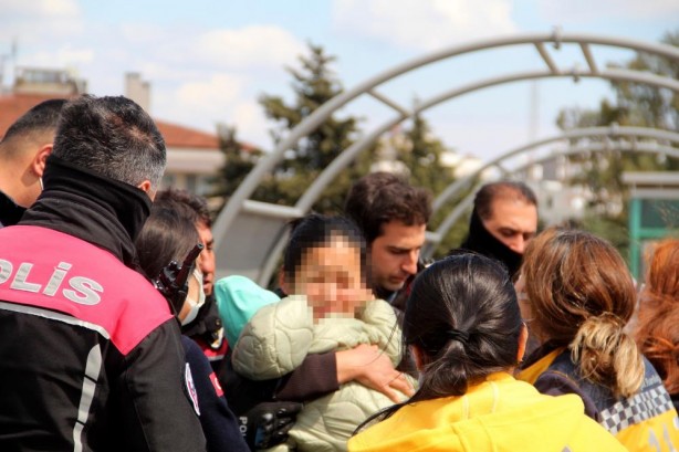 Foto - Çocuğuyla intihara kalkıştı! Polis ve sağlıkçılar ecel terleri döktü