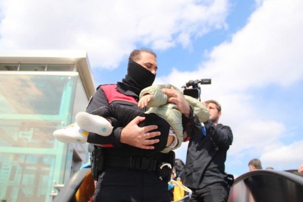 Foto - Çocuğuyla intihara kalkıştı! Polis ve sağlıkçılar ecel terleri döktü