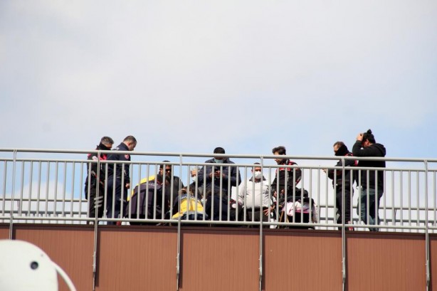 Foto - Çocuğuyla intihara kalkıştı! Polis ve sağlıkçılar ecel terleri döktü