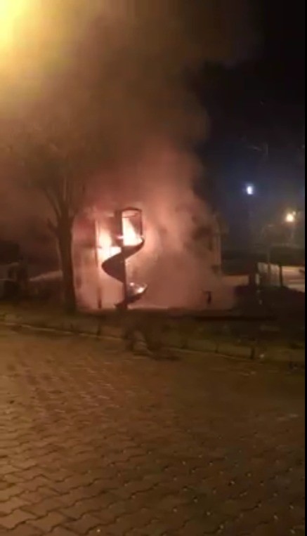 Çocuk parkı cayır cayır yandı