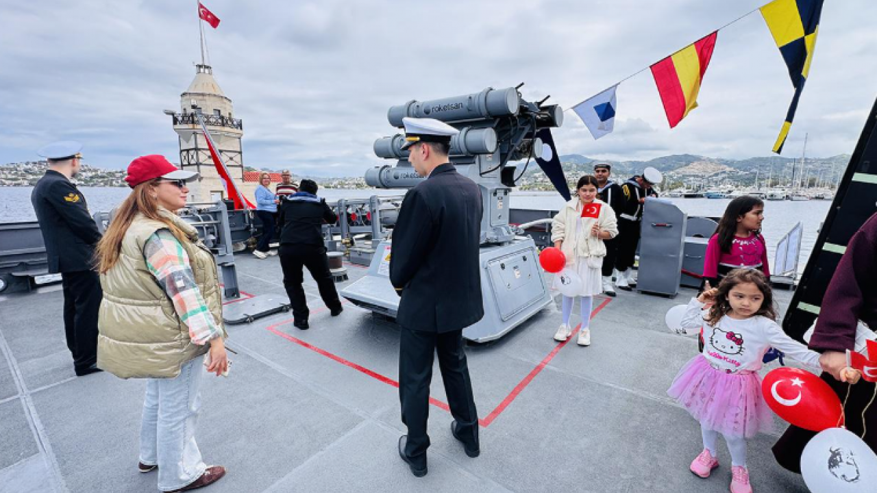 Çocuklar askeri gemileri yakından tanıdı: 23 Nisan’da limanlarda özel ziyaret