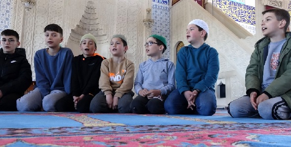 Çocuklar bu camiye gelmek için birbirleriyle yarışıyor