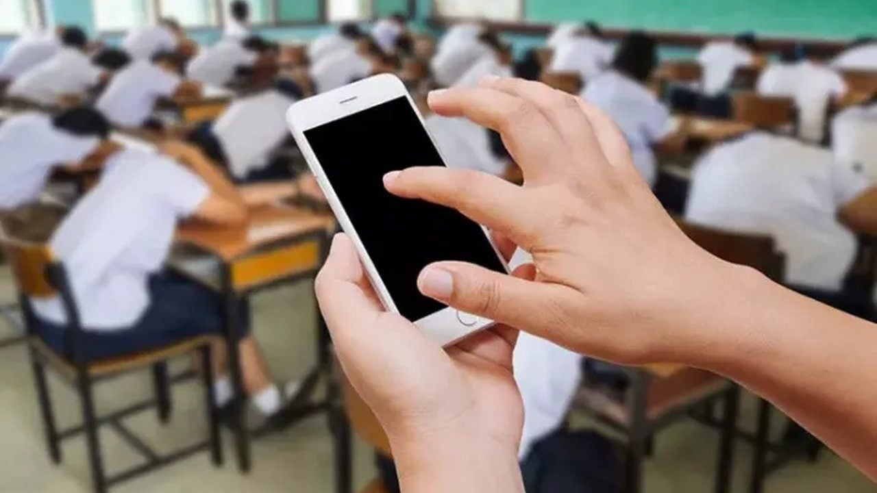Çocuklar ekrandan kurtuluyor! Karar alındı, okullarda cep telefonu tamamen yasaklanıyor