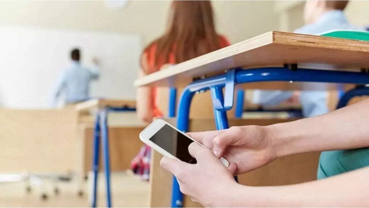Foto - Çocuklar ekrandan kurtuluyor! Karar alındı, okullarda cep telefonu tamamen yasaklanıyor