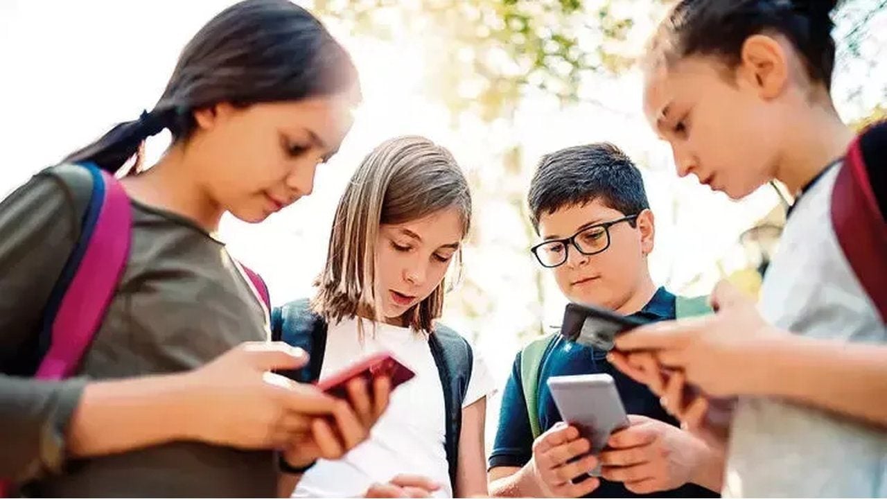 Foto - Çocuklar ekrandan kurtuluyor! Karar alındı, okullarda cep telefonu tamamen yasaklanıyor