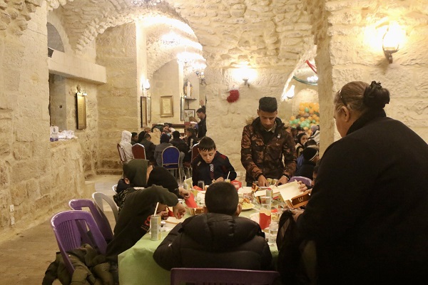 Foto - Çocuklar için iftar yemeği verildi! O ülkede kilisede ezan okundu