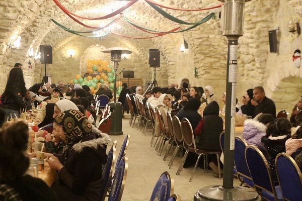 Foto - Çocuklar için iftar yemeği verildi! O ülkede kilisede ezan okundu