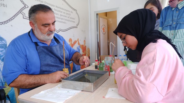 Foto - Çocuklara ebru aşkını aşılıyor