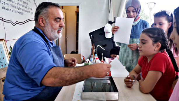 Foto - Çocuklara ebru aşkını aşılıyor