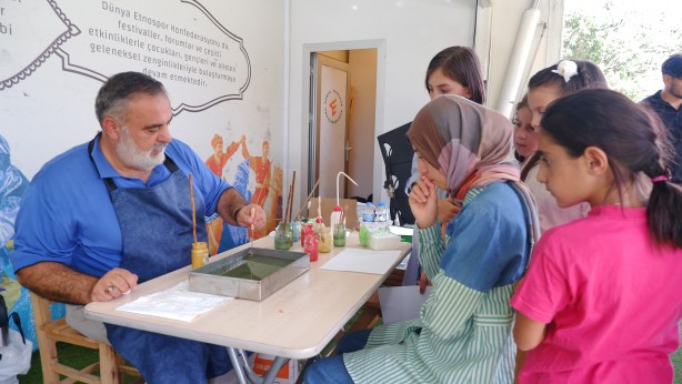 Çocuklara ebru aşkını aşılıyor