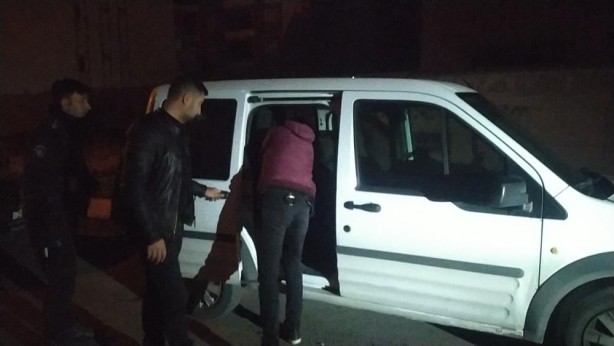 Çocuklara silah satıyordu! Şafak vakti evinden aldılar