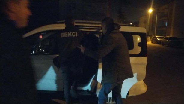 Foto - Çocuklara silah satıyordu! Şafak vakti evinden aldılar