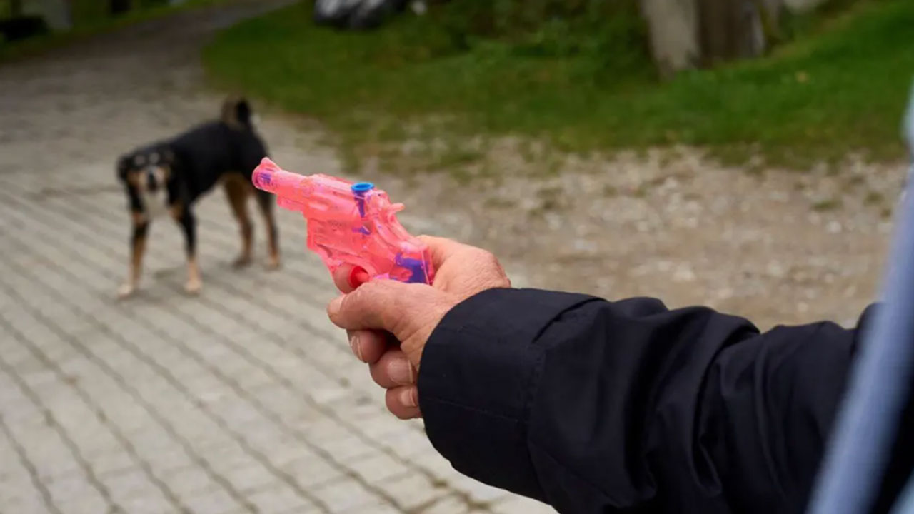 Çocuklara su tabancası alan siyasetçi hayatının şoku yaşadı