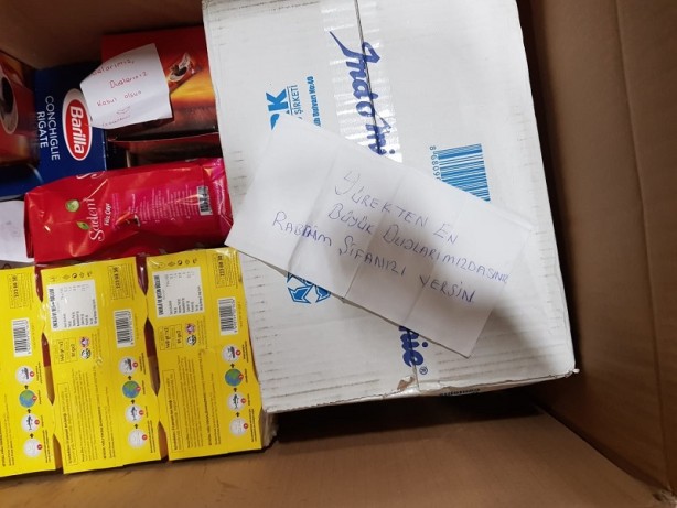 Foto - Çocuklardan duygulandıran mesajlar! Bu notlar kolilerden çıktı