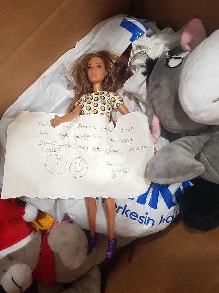 Foto - Çocuklardan duygulandıran mesajlar! Bu notlar kolilerden çıktı