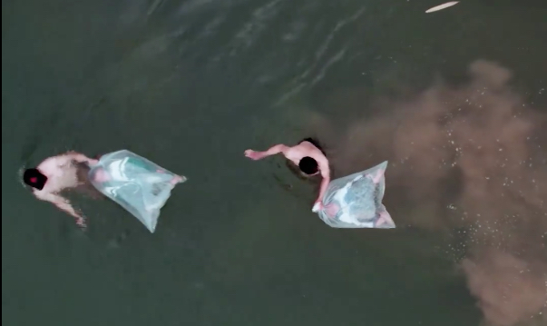 Çocukları ağzı bağlı poşetlerle okula taşıyorlar! Sebebini duyunca şok olacaksınız