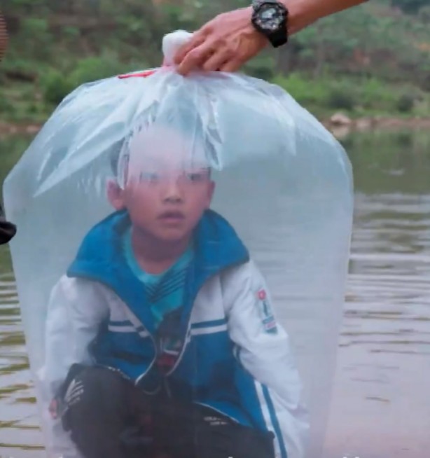 Foto - Çocukları ağzı bağlı poşetlerle okula taşıyorlar! Sebebini duyunca şok olacaksınız