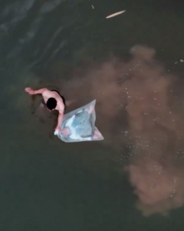 Foto - Çocukları ağzı bağlı poşetlerle okula taşıyorlar! Sebebini duyunca şok olacaksınız