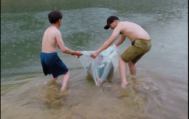 Foto - Çocukları ağzı bağlı poşetlerle okula taşıyorlar! Sebebini duyunca şok olacaksınız