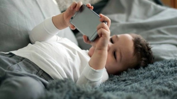 Çocukları ele geçiren zeka geriletici salgın: Telefon bağımlılığı!