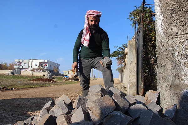 Foto - Çocukları için ekmeğini taştan böyle çıkarıyor